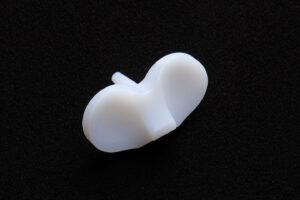 超高分子量ポリエチレン(UHMWPE)とは?特徴・用途・切削加工時の注意点をわかりやすく解説